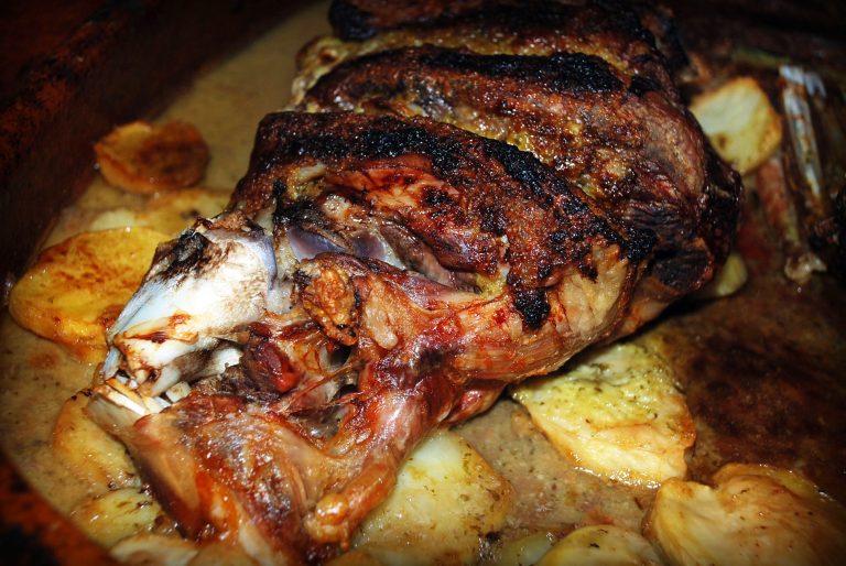 Cordero lechal asado al horno con patatas 9 Cordero lechal asado al horno con patatas y cebolla