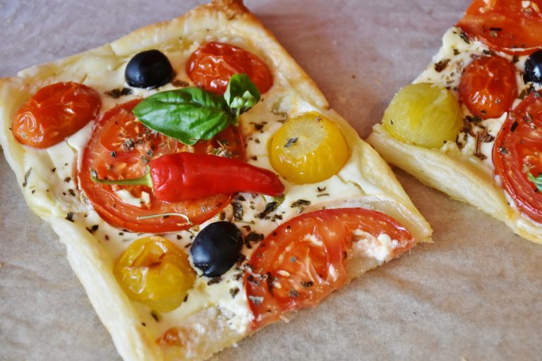 Pizza vegetariana sin gluten con base de garbanzos 11 Pizza vegetariana sin gluten con verduras, mozzarella y aceitunas