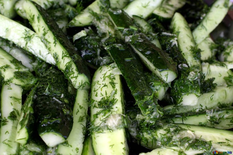 Ensalada de pepino con aliño de hierbas en Thermomix 4 Ensalada de pepino con aliño de hierbas, soja y sésamo
