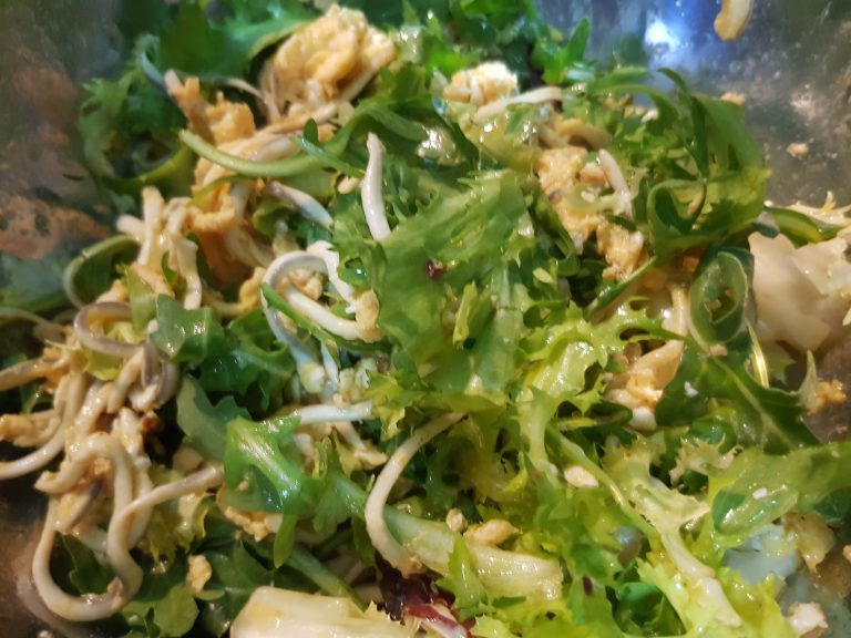 Ensalada templada de gulas y huevo 5 Ensalada templada de gulas con ajo y huevo revuelto