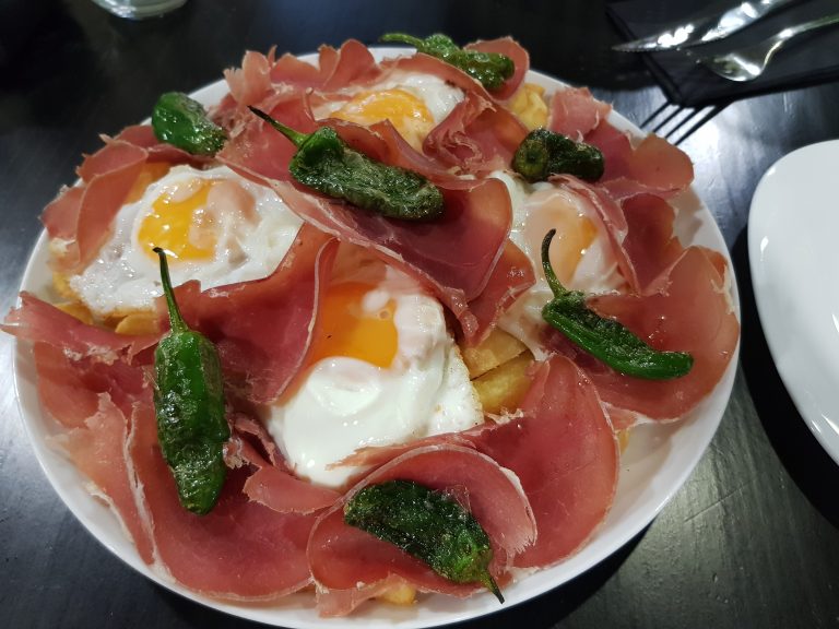 Huevos estrellados con jamón y patatas 4 Huevos estrellados con jamón, patatas y pimientos de Padrón