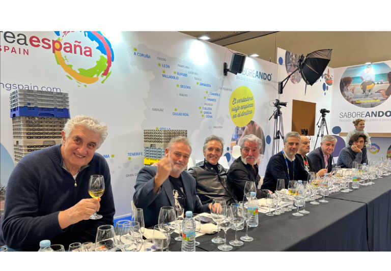De-izqda.-a-dcha.-Fernando-Romay-Pablo-Carbonell-Ramoncin-Sergio-Pazos-Rogelio-Enriquez-Miguel-Angel-Almodovar-Ramon-Aranguena-y-David-Remartinez