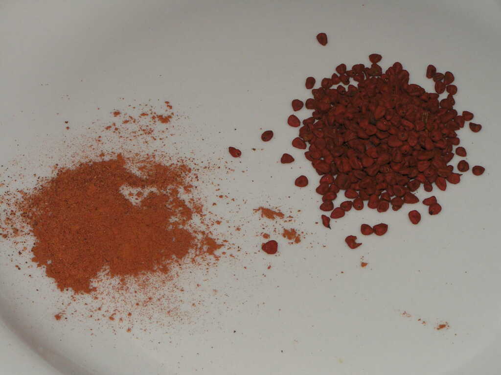 Achiote en polvo y semillas de annatto para preparar la salsa del Pancit Malabon