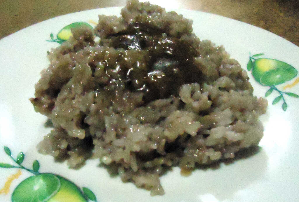 Biko filipino con latik: receta tradicional paso a paso 3 Biko filipino de arroz glutinoso, leche de coco y azúcar moreno cubierto con latik