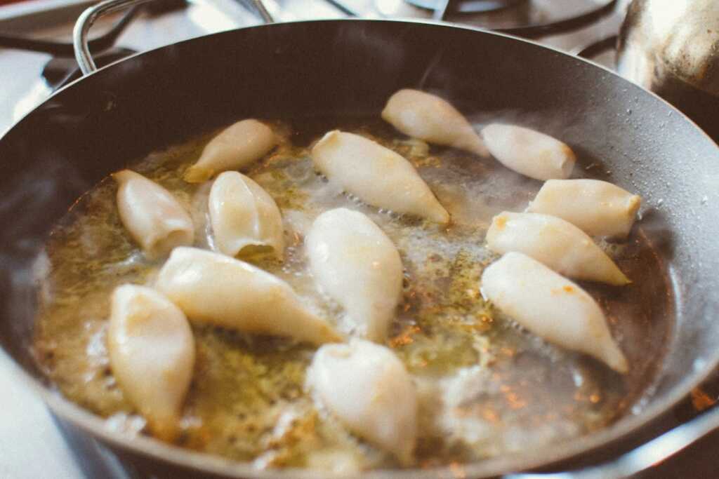 Calamares en su tinta: receta casera fácil y tierna 3 Calamares cocinándose antes de añadir la tinta y el caldo