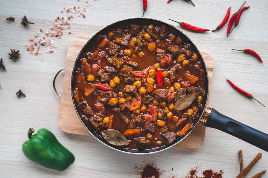 Caldereta de cordero para dos: receta fácil y tradicional 2 Guiso de cordero cocinándose lentamente con verduras