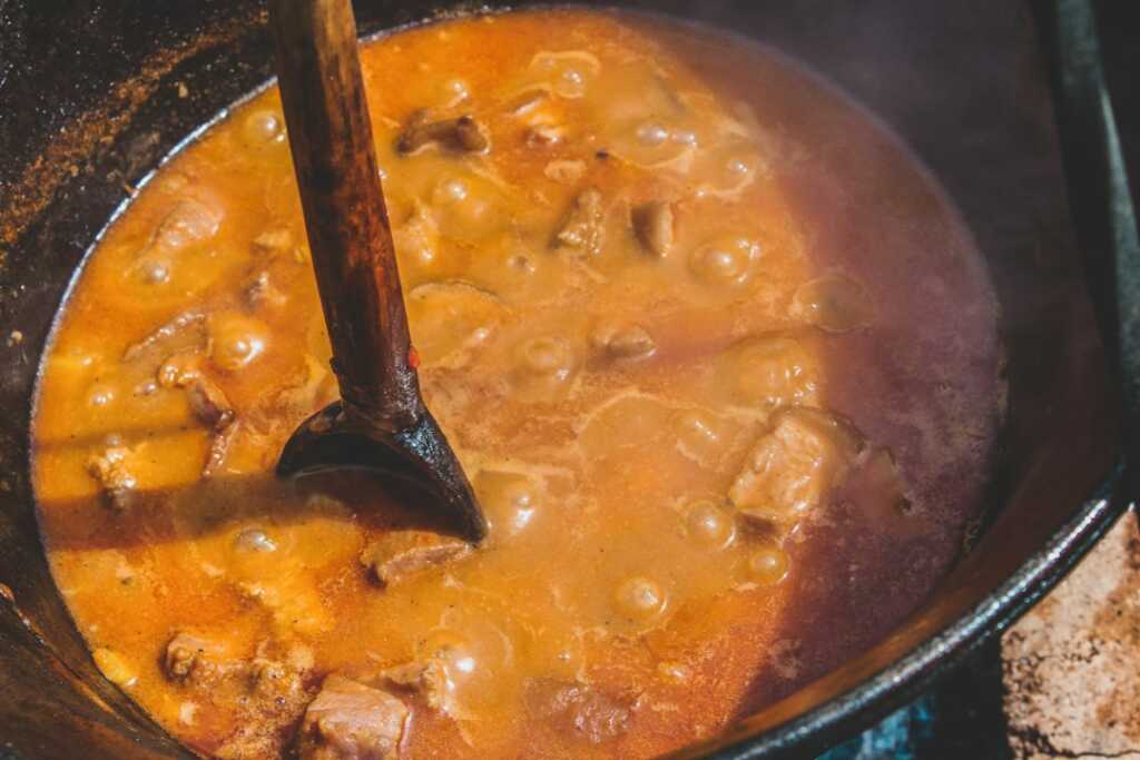 Fabada asturiana para dos: receta tradicional 2 Fabes y compango cocinándose lentamente en una fabada asturiana