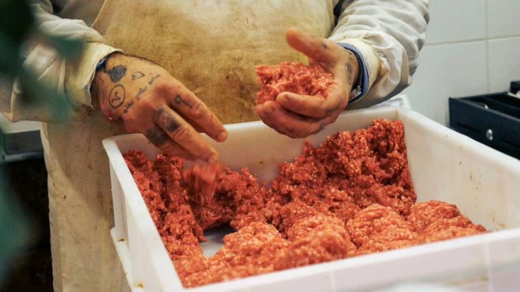 Bocaditos de cordero crujientes para dos 2 Manos formando porciones de carne picada antes de rebozarlas