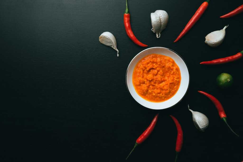 Harissa casera: receta tradicional tunecina paso a paso 3 Harissa casera de chile rojo servida en un cuenco