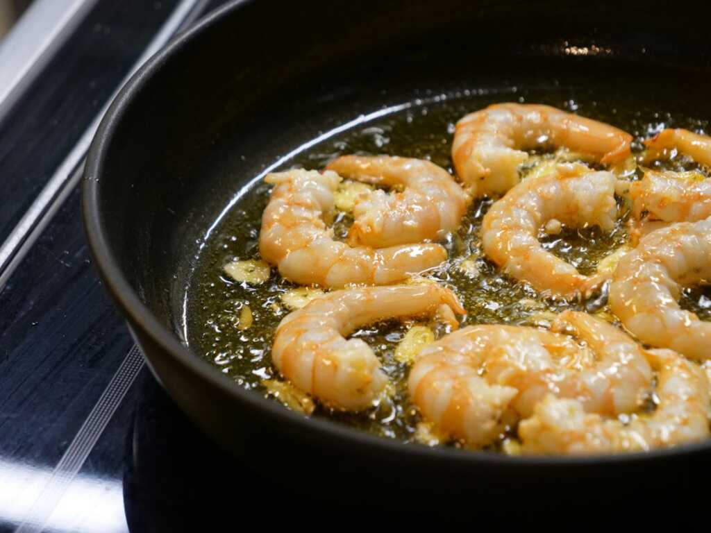 Langostinos crujientes en panko con mayonesa de lima y sriracha 3 Langostinos cocinándose en sartén durante la preparación