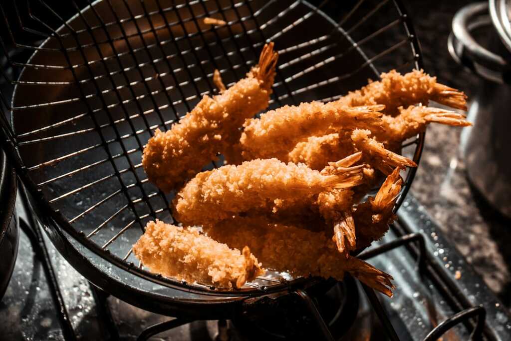 Langostinos crujientes en panko con mayonesa de lima y sriracha 2 Langostinos crujientes en panko durante el empanado antes de cocinar