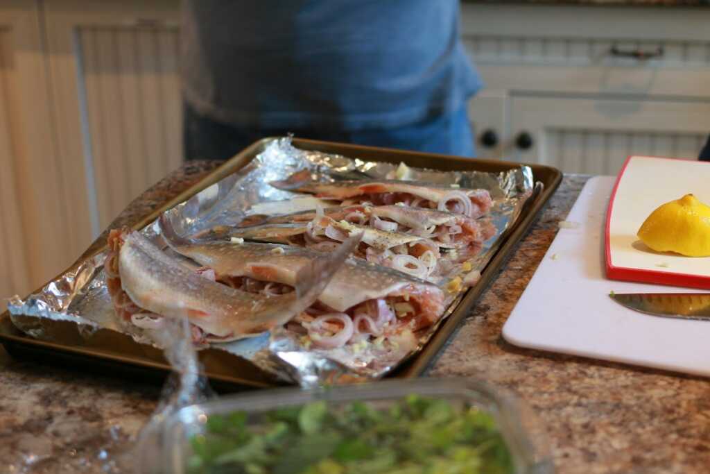 Merluza al horno con salsa verde de perejil y ajo 2 Filetes de merluza preparados en bandeja antes de hornear