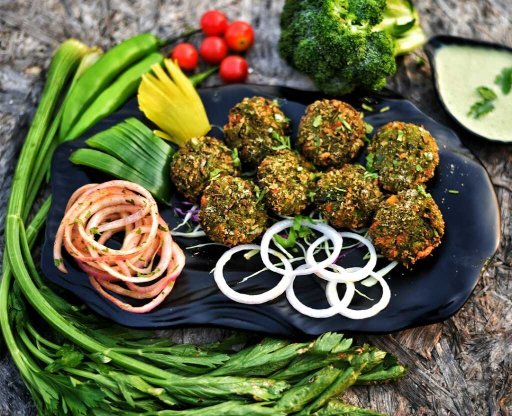 Pakoras de verduras crujientes: receta india fácil 2 Pakoras de verduras fritas hasta quedar doradas y crujientes