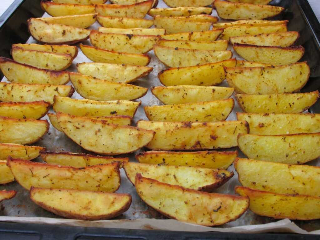 Patatas asadas doradas y crujientes con hierbas