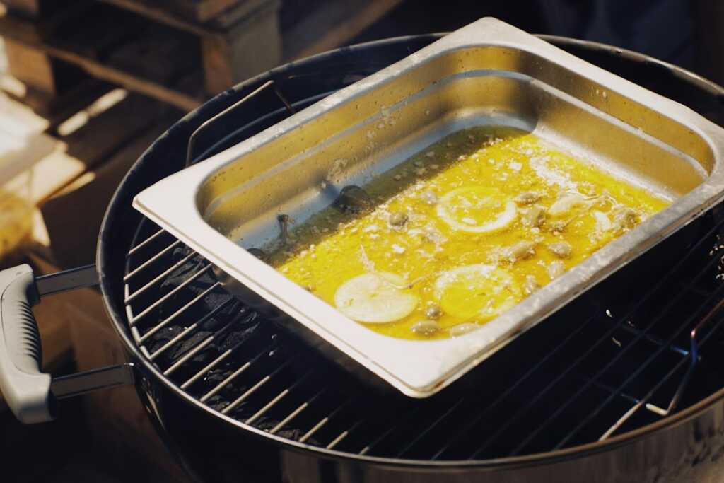 Bacalao al pil pil: receta vasca paso a paso 2 Lomos de pescado cocinándose suavemente en aceite para una elaboración tipo pil pil