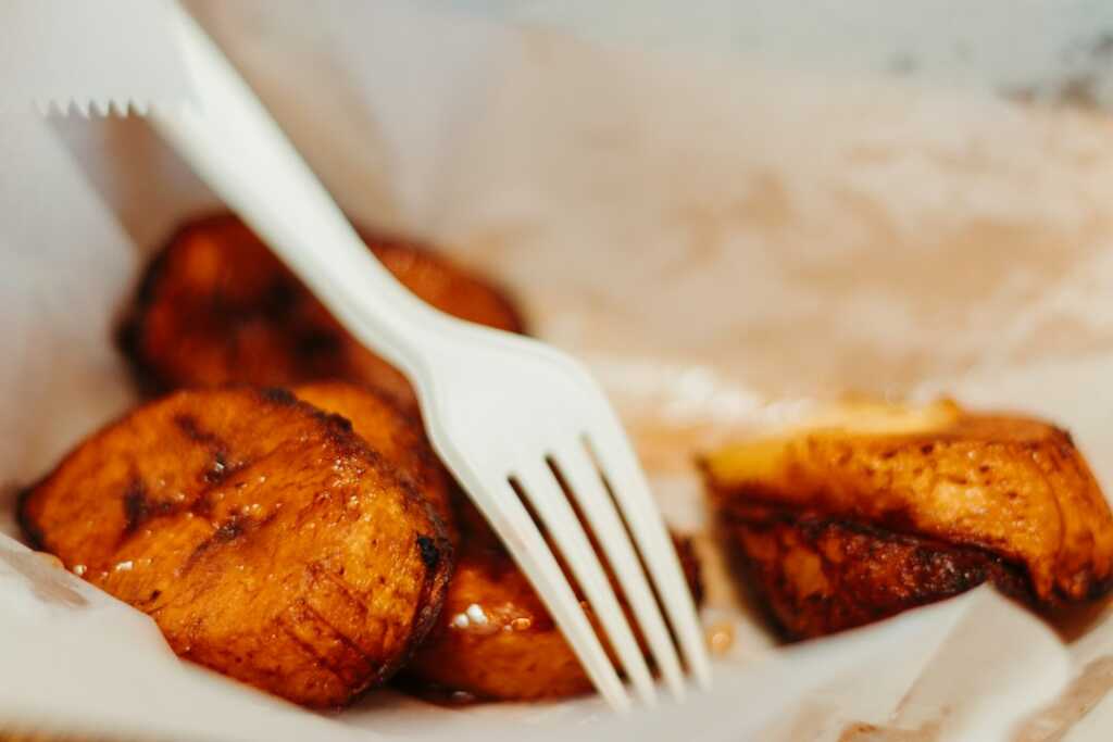 Plátano frito con salsa de naranja y canela 2 Rodajas de plátano fritas y doradas para servir con salsa de naranja