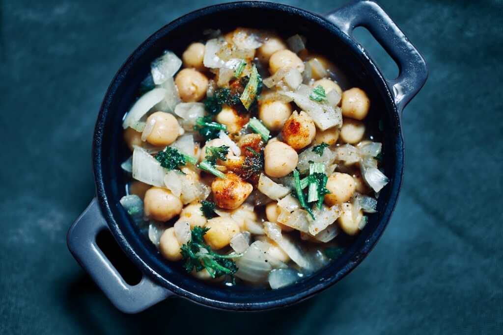 Garbanzos cocinándose en cazuela para preparar un potaje
