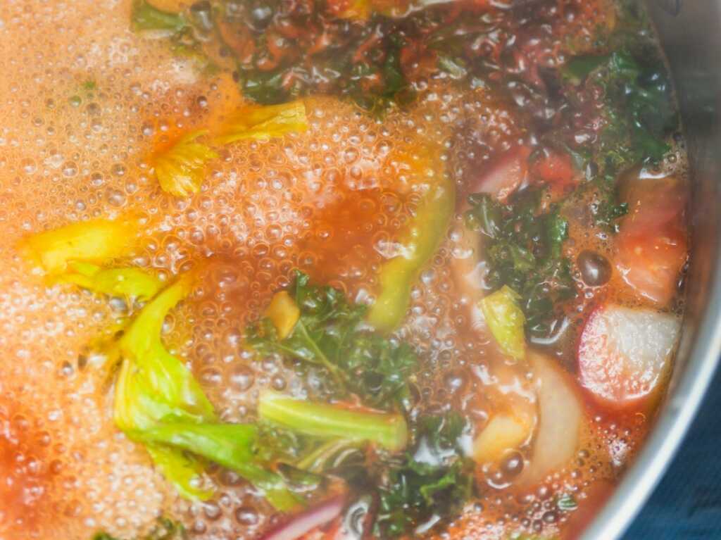 Guiso de verduras y legumbres cocinándose lentamente para un pote gallego