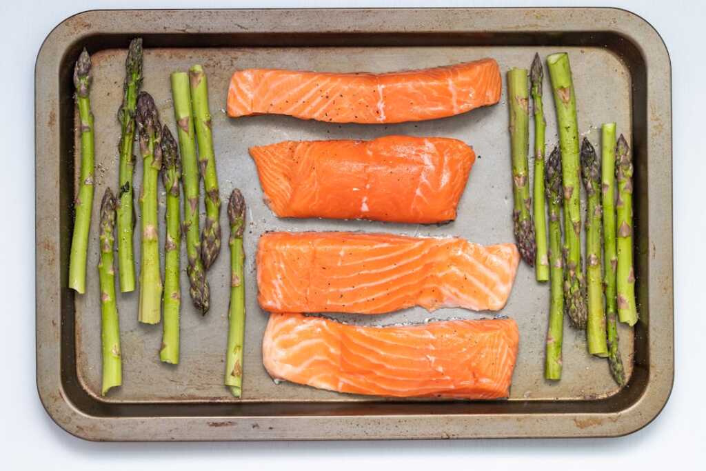 Salmón al horno con salsa de mostaza y miel 2 Lomos de salmón horneándose con un glaseado de mostaza y miel