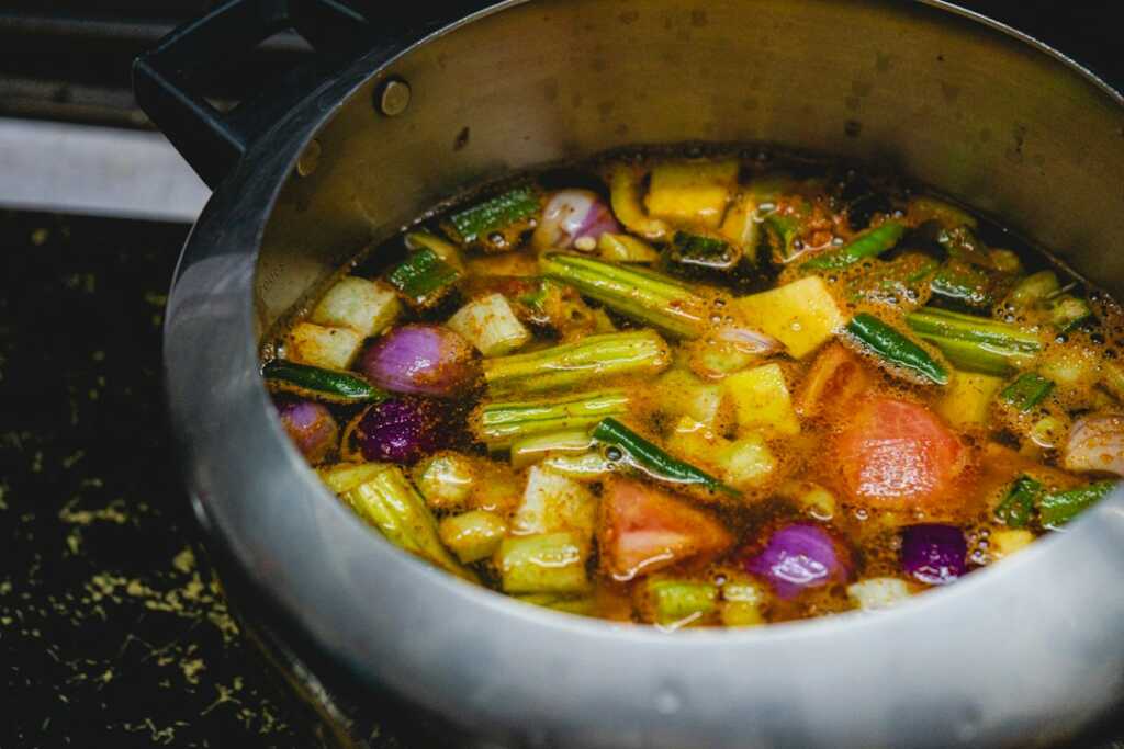 Verduras cocinándose en una cazuela para un curry vegano