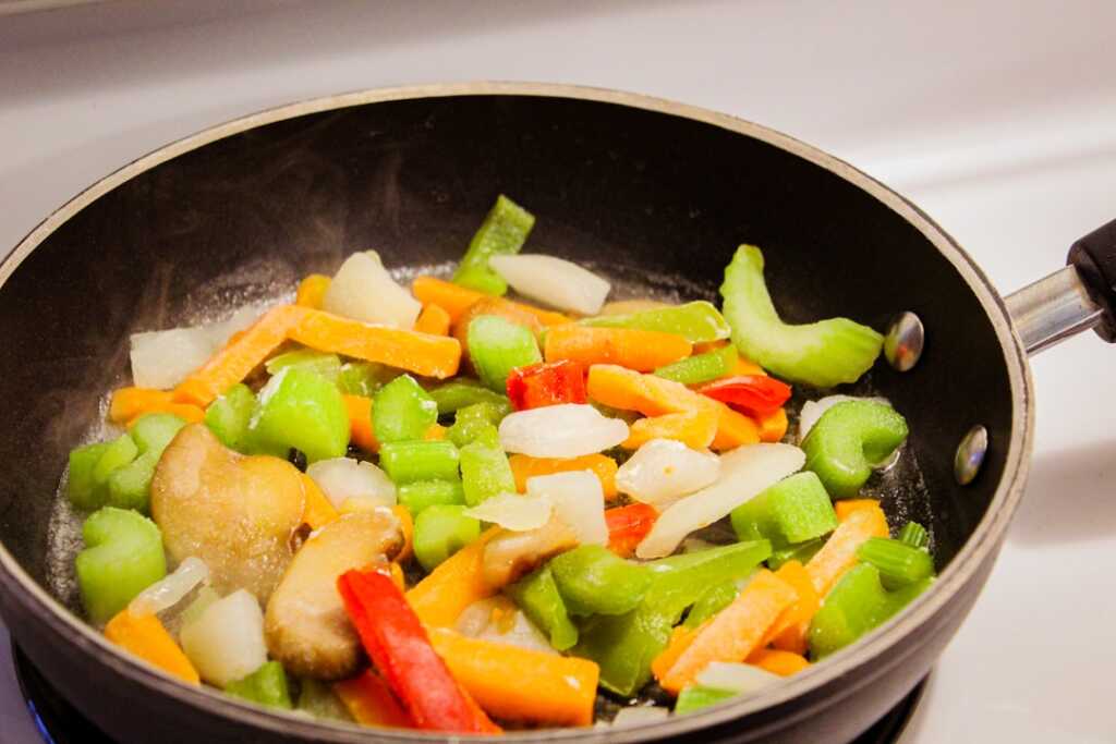 Perdices escabechadas para dos: receta en cazuela 2 Cebolla y zanahoria cocinándose para preparar el escabeche de perdiz
