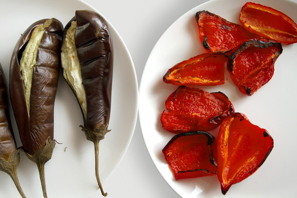 Parrillada de verduras con salsa romesco casera: receta paso a paso 3 Berenjena y pimiento cocinados a la parrilla con marcas doradas, ejemplo del punto de asado buscado