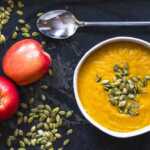 Crema de calabaza asada con manzana y puerro: cremosa y sin nata 5 Cuenco de crema de calabaza asada con manzana y puerro, decorado con pipas de calabaza tostadas y hierbas frescas