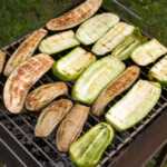 Verduras asadas y marcadas a la parrilla, con berenjena, calabacín y pimiento, servidas en un plato