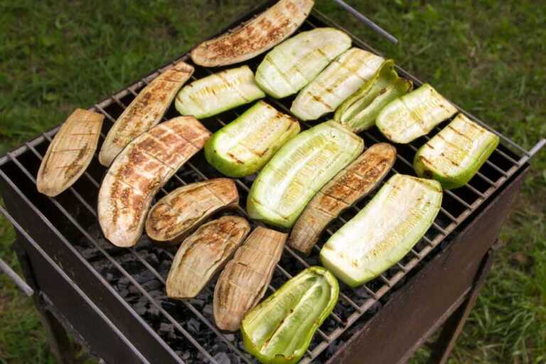 Parrillada de verduras con salsa romesco casera: receta paso a paso 2 Verduras asadas y marcadas a la parrilla, con berenjena, calabacín y pimiento, servidas en un plato