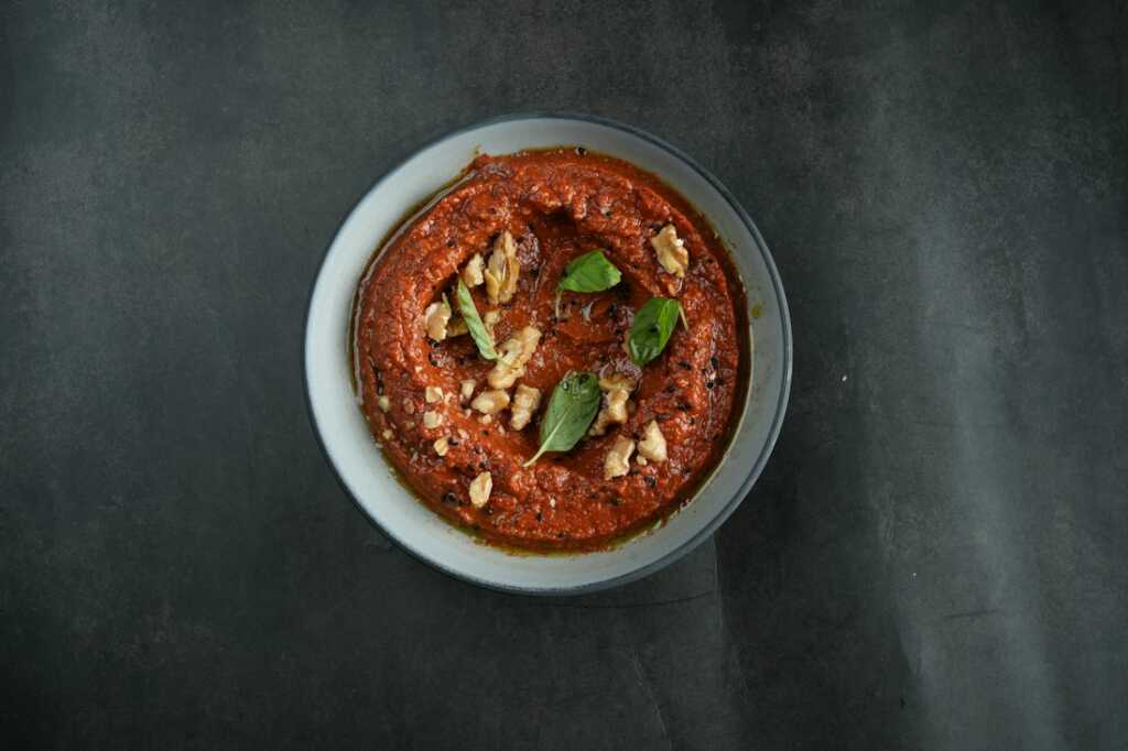 Parrillada de verduras con salsa romesco casera: receta paso a paso 2 Cuenco de salsa roja espesa decorada con frutos secos, ilustración del aspecto de la salsa romesco casera