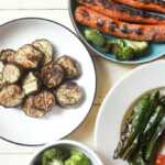 Selección de verduras preparadas al horno, a la plancha y en freidora de aire con brócoli, zanahoria, berenjena, calabacín y espárragos