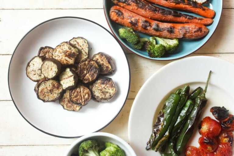 Cómo cocinar verduras al horno, plancha y freidora de aire: tabla de tiempos 1 Selección de verduras preparadas al horno, a la plancha y en freidora de aire con brócoli, zanahoria, berenjena, calabacín y espárragos